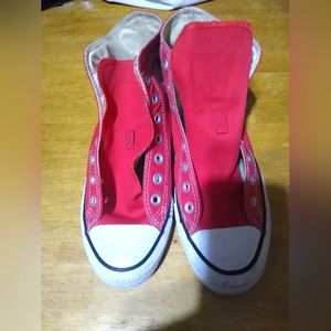 Red converse used. Some stains on the front and side. This can be cleaned